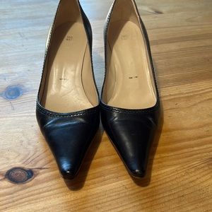 Vera Wang black pump